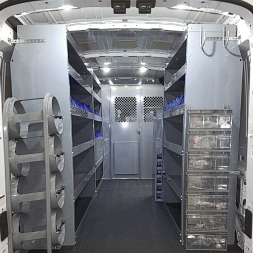 Aménagement intérieur d'un utilitaire avec étagères métalliques pour festival.