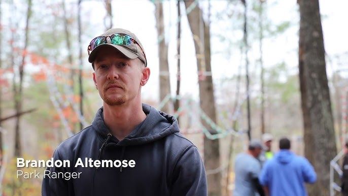 Brandon Altemose, garde forestier, supervisant l'installation d'un événement en forêt.